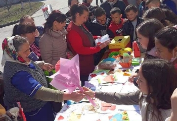 Учениците в Долно Дряново правят осмомартенски картички за благородна кауза