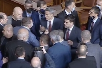Депутатите на косъм от бой в пленарната зала на НС Депутатите на косъм от бой в пленарната зала на НС