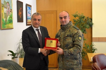 Кметът Илко Стоянов отличи с почетен знак редник Марио Пейчев, спасил двама души от горяща кола