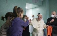 Ден 24 от войната: Десетки убити, депортирани граждани, милувка на папа Франциск за болни деца
