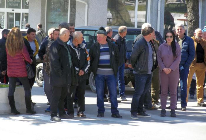 Фермери с 10-дневен ултиматум към управниците, после изкарват кравите на АМ „Струма”