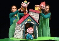 Общинският куклен театър играе представления в детските ясли и градини