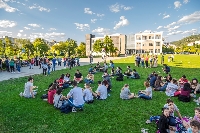 На 800 студенти и преподаватели в АУБ демонстрират спортен талант пред погледа на Тайбе Юсеин На 800 студенти и преподаватели в АУБ демонстрират спортен талант пред погледа на Тайбе Юсеин