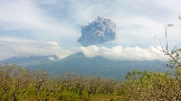 Изригване на вулкан в Индонезия. Около 600 туристи в непосредствена голяма опасност