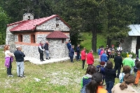 Планинари честват Вси светии в параклиса край хижа Яворов” Планинари честват Вси светии в параклиса край хижа Яворов”