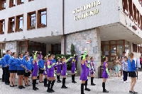 Народни танци, фанфари и аплодисменти на площада в Банско
