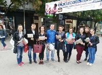 Младежите от ГЕРБ раздаваха знаменца за празника на Благоевград