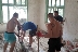 Младежи чистят вековното училище в Лешница за нов живот на школото