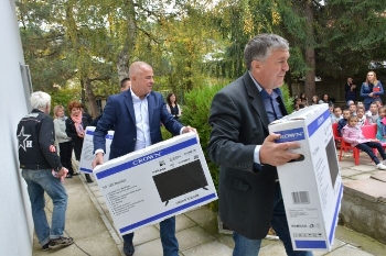 Кметът Апостолов подари нови телевизори на детската градина в Долно Осеново