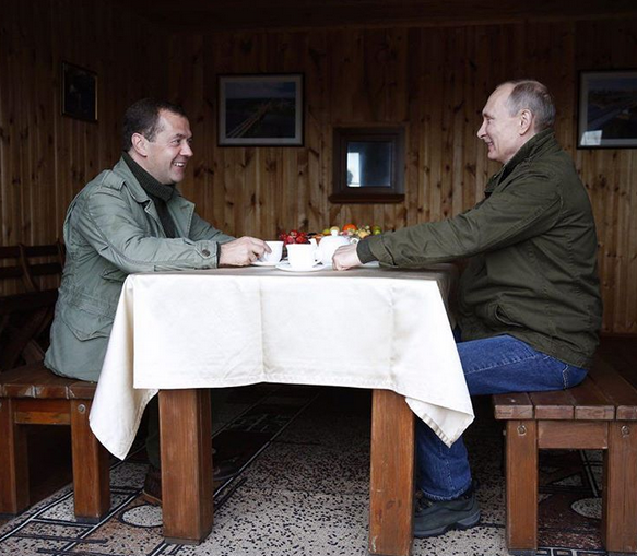 Путин стана на 64 години. Пие чай с Медведев