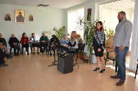 Кметът Камбитов на крака при старите хора от Дома в Струмско