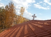 С дарения и труд на миряни ремонтираха покрива на църквата в Сатовча