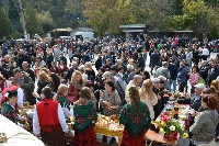 В Брежани отрупаха 50-метрова маса с традиционни ястия и кестени