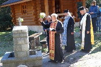 Трима свещеници осветиха чешма до уникален параклис в Пирин