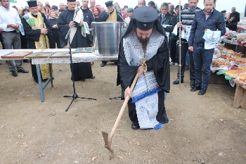 Направиха копка на храм в Изгрев, кметът не сдържа сълзите си (СНИМКИ)