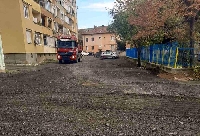 Положиха фрезован асфалт в междублокови пространства край улиците  Марица” и  Илинден”