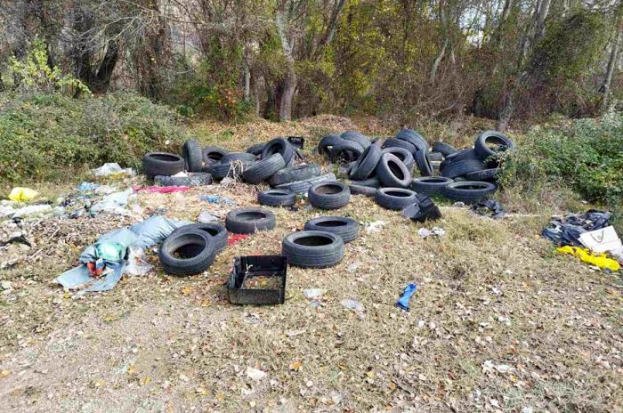 Сметище от стари гуми изникна край река Струма до Петрич