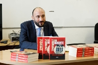 Д-р Николай Ценков представи в ЮЗУ новата си книга  Триумфът на масите