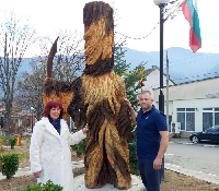 Огромен кукер от дърво се извиси в центъра на село Крупник