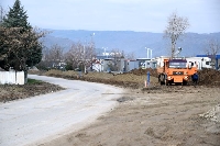 Ремонтират осеяния с дупки път до село Ново Делчево