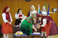 С коктейл за младите майки и стар ритуал Община Банско почете Бабинден
