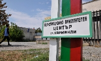 Бежанците в Харманли на бунт, хиляди искат да напуснат лагера Бежанците в Харманли на бунт, хиляди искат да напуснат лагера