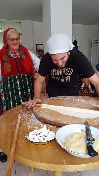 Чужденци се учиха да правят баници в Разлог
