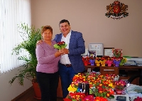 Кметът на Струмяни с красиво цвете и топли думи за всяка дама в Общинска администрация