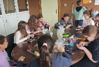 Деца от община Струмяни творят във великденска работилница