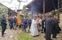 Стотици миряни се помолиха на чудотворната икона на Света Богородица Вратарница в Роженския манастир