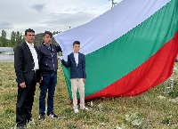 Издигнаха ново национално знаме на кръговото кръстовище край Зелен дол по заръка на четвъртокласник