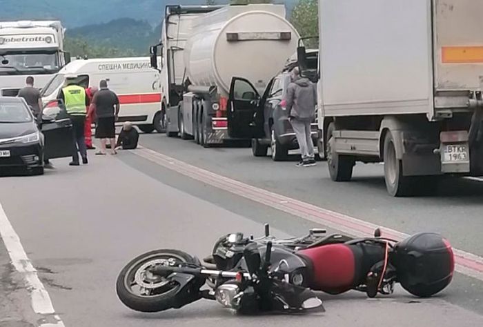 Моторист се заби в тир край Симитли, закаран е в болница със счупен крак