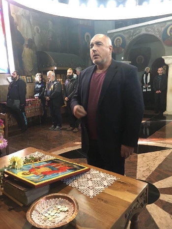 Бойко Борисов гласува на референдума, Ахмед Доган - не