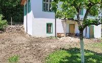 Багери разчистиха от строителни отпадъци терена край вековното училище в Лешница