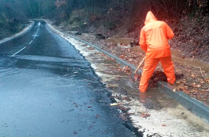 Недоправеният път в Подгорието наводнява десетки къщи в село Самуилово при всеки порой