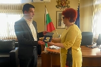 Областният управител връчи почетен плакет на екипа на Радио Благоевград Областният управител връчи почетен плакет на екипа на Радио Благоевград