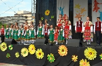 Стотици прекрасни деца огласиха центъра на Благоевград с песни и танци