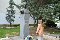 Поклон и цветя пред делото и паметта на Георги Измирлиев-Македончето Поклон и цветя пред делото и паметта на Георги Измирлиев-Македончето