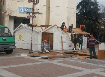Започна монтирането на къщичките за коледния базар в Благоевград