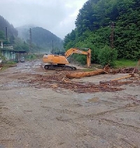 Река Места излезе от коритото в Якорудско, техника и хора правят диги