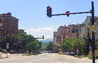 По-кратък престой при червен светофар на възлово кръстовище в Благоевград