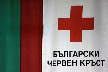 БЧК раздава храна за бедни в Сандански
