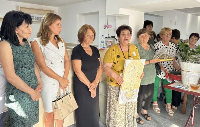 Пенсионерите в Коларово се събират на раздумка в нов клуб