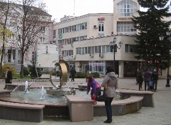 Дядо Коледа раздава подаръци на децата по домовете в Разлог