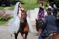 Булка пристигна на кон за сватбата си