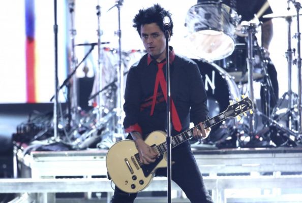 При връчването на наградите American Music Awards, групата Green Day пя против Тръмп
