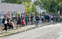 Доброволци с нова мисия в Симитли - боядисаха оградата на детска градина