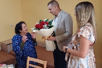 Червени рози за 100-годишния юбилей на баба Люба от Гоце Делчев