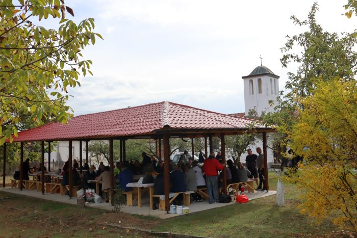 Църквата в Горна Крушица посрещна десетки миряни с нов навес, маси и пейки на храмовия си празник
