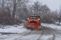 65 машини почистват снега по пътищата в страната, шофирайте внимателно